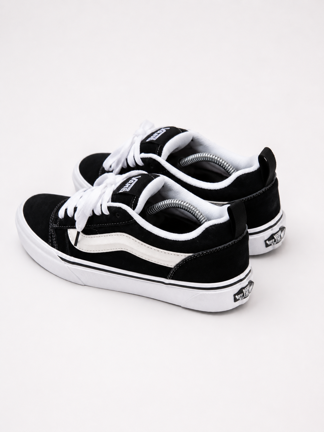 Tenis Skate Negro con Franja Blanca - Imagen 2
